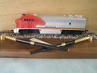 640613000037 Unbranded Santa Fe Ho Locomotive Desk Set Powered
