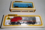 Two Bachmann Scale Santa Fe Chrome 0513 Rock Island Offset Hopper 1029 Vtg. Fixed Price $25.00.